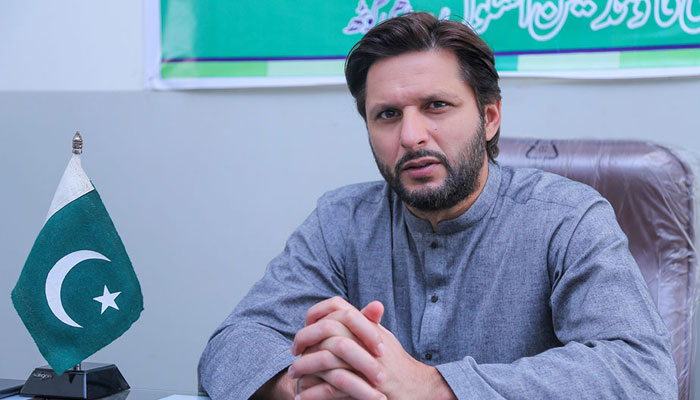 پاکستان کرکٹ ٹیم کے سابق کپتان شاہد آفریدئ نے موجودہ ملکی صورتحال کو دیکھتے ہوئے ٹوئٹر پر ایک اپیل کی ہے۔—فوٹو: فائل