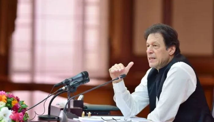 وزیراعظم عمران خان کی زیرصدارت پارلیمانی پارٹی کے اجلاس میں تمام ارکان کو پارٹی کا ہدایت نامہ دے دیا گیا ہے۔—فوٹو: فائل