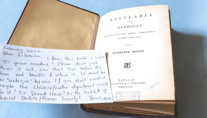 یہ کتاب Querolus نامی ایک ڈرامے کا 1875 کا ایڈیشن ہے جو صارف کی جانب سے 1974 لائبریری کو واپس کی جانے تھی۔—فوٹو: لائبریری آف لندن ہونیورسٹی