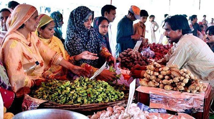پشاور میں رمضان سستا بازار میں شہری اشیاء کے معیار سے ناخوش