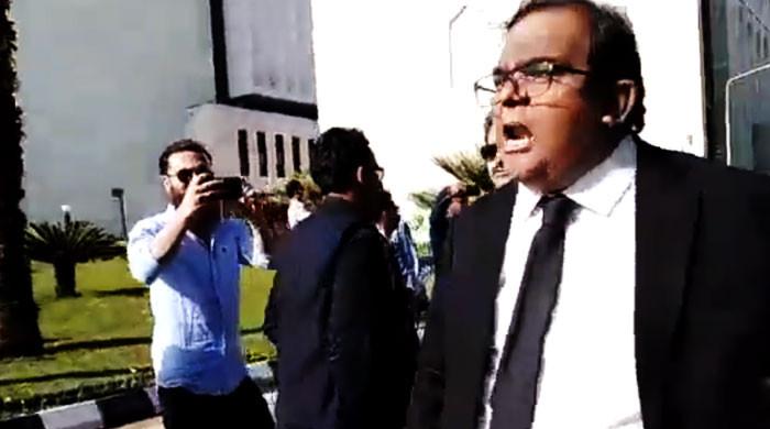 ویڈیو: فواد چوہدری کے بھائی فیصل چوہدری اور وکیل کے درمیان جھگڑا، گالم گلوچ