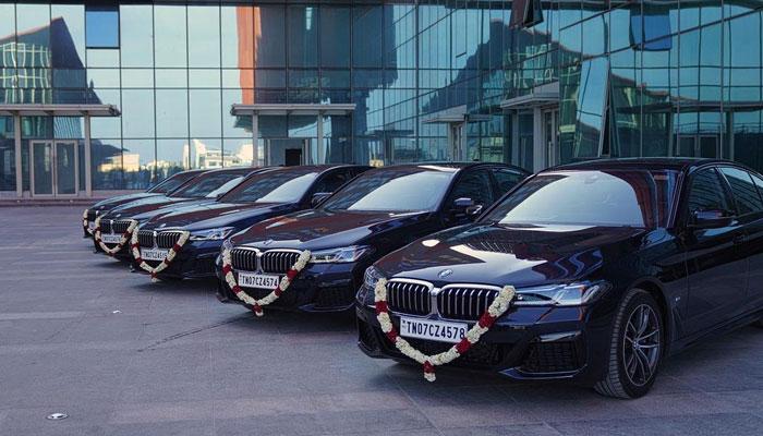 مہنگی گاڑیاں تقسیم کرنے کی تقریب جمعے کے روز منعقد ہوئی—فوٹو: انسٹاگرام