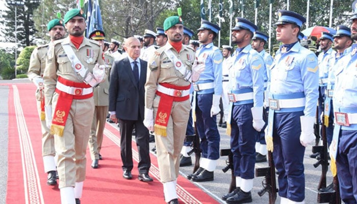 مسلح افواج کے چاق و چوبند دستے نے نو منتخب وزیراعظم کو گارڈ آف آنر پیش کیا جب کہ وزیر اعظم نے گارڈ آف آنر کا معائنہ کیا/ فوٹو ن لیگ سوشل  میڈیا