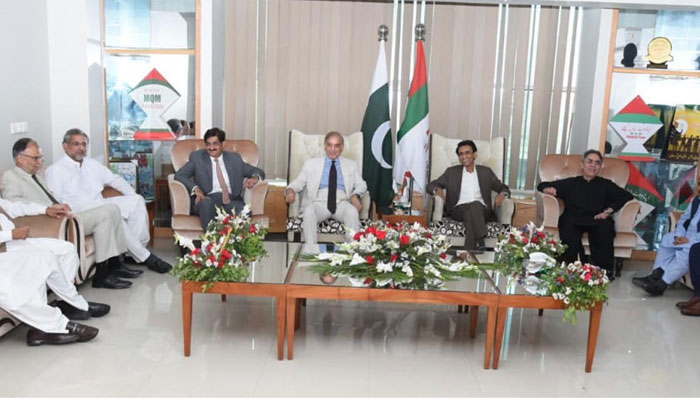 وزیراعظم نے کراچی میں ایک نئی یونیورسٹی کے قیام کا بھی اعلان کیا، اعلامیہ— فوٹو: پی آئی ڈی