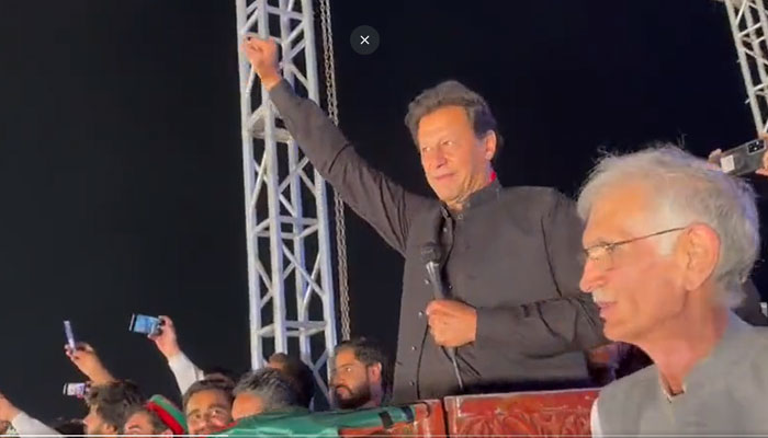 سابق وزیر اعظم عمران خان پشاور میں جلسے سے خطاب کیا —فوٹو: اسکرین گریب