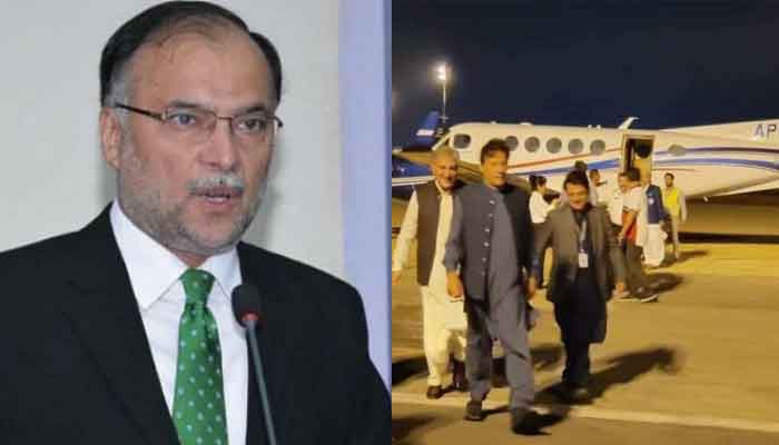 احسن اقبال نے ایک تصویر سوشل میڈیا پر شیئر کی جس میں عمران خان اور شاہ محمود قریشی کے پیچھے ایک طیارہ بھی نظر آ رہا ہے۔ فوٹو: فائل