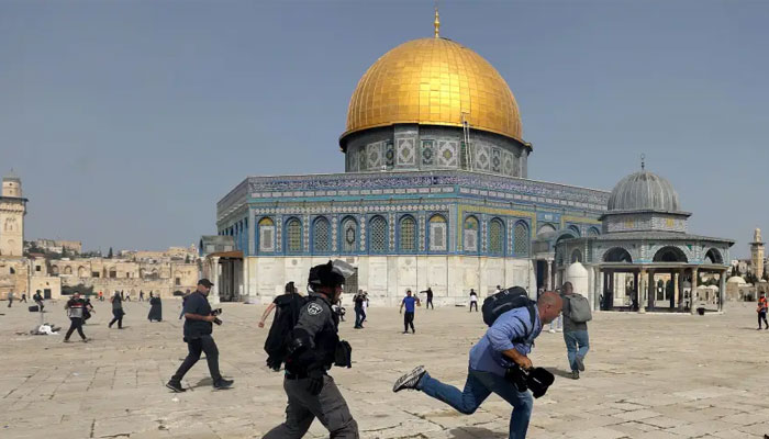 اسرائیلی پولیس نے اتوار کی صبح مسجد اقصٰی پر دھاوا بولا اور بچوں سمیت نہتے فلسطینیوں کو نشانہ بنایا: میڈیا رپورٹ /فوٹوبشکریہ رائٹرز