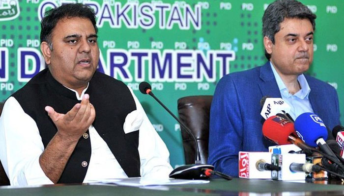 فروغ نسیم بطور وزیرقانون آپ کو ذمہ داری لینی چاہیے، حقیقت یہ ہے کہ تمام معاملہ آپ نے کھڑا کیا، فواد کی ٹوئٹ— فوٹو: فائل