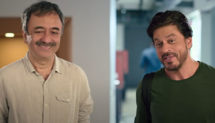 شاہ رخ راج کمار ہیرانی سے سوال کرتے ہیں کہ کیا ان کیلئے بھی ایسا کچھ ہے ان کے پاس جس پر راج کمار ہیرانی کہتے ہیں ایک اسکرپٹ ہے میرے پاس اور شاہ رخ خوش ہوجاتے ہیں— فوٹو: اسکرین گریب