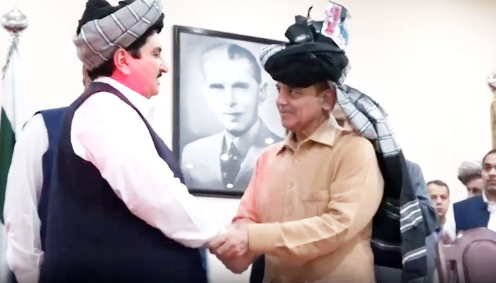 وزیر اعظم نے شمالی وزیرستان میں جرگے سے خطاب کرتے ہوئے کہا مشران کو اسلام آباد بلا کر مسائل کا حل نکالیں گے— فوٹو: اسکرین گریب