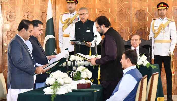 صدر عارف علوی نے وفاقی وزراء جاوید لطیف، سالک چوہدری اور آغا حسن بلوچ سے حلف لیا۔ فوٹو: ایوان صدر