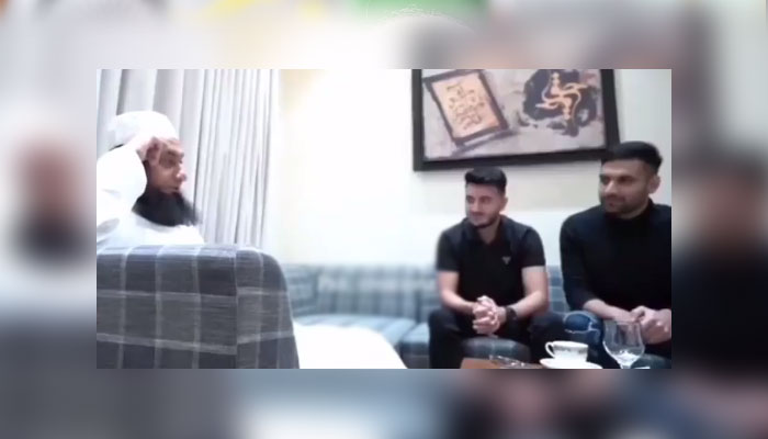 زید علی نے یوٹیوب اسٹار شاہ ویر جعفری کے ہمراہ حال ہی میں مولانا طارق جمیل کے گھر پر ان سے اور ان کے صاحبزادے سے ملاقات کی/اسکرین گریب