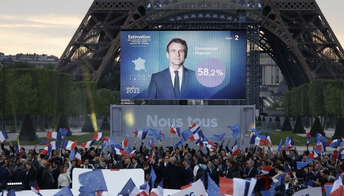 میکرون 20 سال میں پہلے فرانسیسی صدر ہیں جو دوسری مدت کیلئے منتخب ہوئے ہیں۔—فوٹو: اے ایف پی