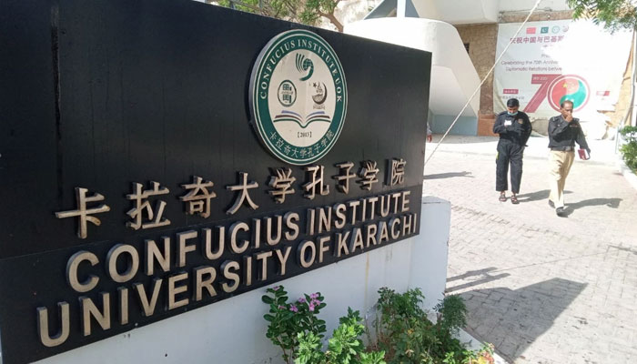 غیرملکی ٹیچرز کے ہمراہ رینجرز یا پولیس کی نفری نہیں ہوتی، اگرکوئی واقعہ پیش آیا تو جامعہ کراچی ذمہ دار نہیں ہوگی، سکیورٹی ایڈوائزر کا خط— فوٹو: چینی میڈیا