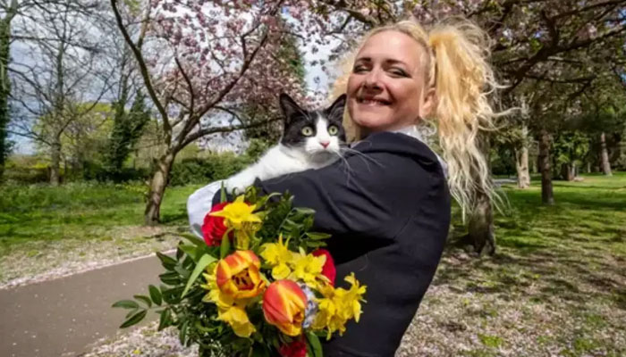 ڈیبورا ہوج نے19 مارچ کو  لندن میں ایک پارک میں منعقدہ تقریب میں اپنے پالتو بلی سے شادی کی۔ —فوٹو : ٖغیر ملکی میڈیا