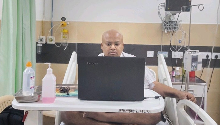تصویر میں پراساد کو انٹر ویو کے دوران میڈیکل گاؤن میں ملبوس اسپتال کے بستر پر بیٹھے دیکھا جا سکتا ہے۔—فوٹو: لنکڈ ان