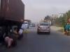 ویڈیو: ماں کی حاضر دماغی نے بچے کو ٹرک تلے آنے سے بچالیا
