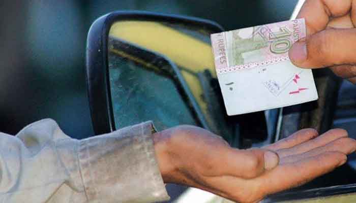 سینیٹ کمیٹی نے گداگری کی روک تھام اور بھیک مانگنے والوں کی بحالی کے لیے بل منظور کر لیا۔ فوٹو: فائل