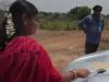 شدید گرمی: خاتون نے گاڑی کے بونٹ پر روٹی بنا ڈالی، ویڈیو وائرل