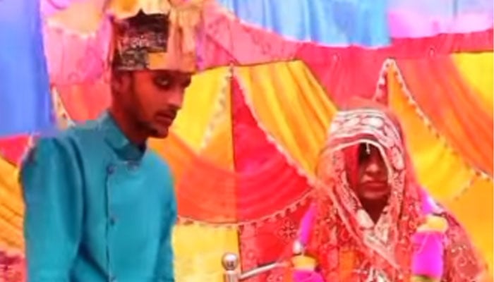 اس حوالے سے سامنے آنے والی ویڈیو میں دیکھا جاسکتا ہے دُلہن نے دُلہا کو مالا پہنانے کی رسم سے پہلے ہی شادی سے انکار کردیا/ اسکرین گریب