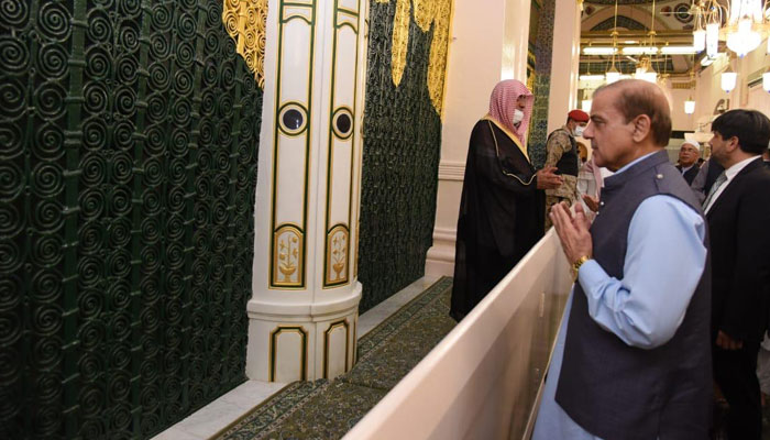 حضرت ابوبکر صدیقؓ اور حضرت عمر فاروقؓ کی آرام گاہوں پر جاکر فاتحہ خوانی کی، مریم اورنگزیب— فوٹو: وزیراعظم دفتر
