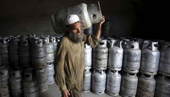 اوگرا کی جانب سے کی گئی کمی کے بعد ایل پی جی کی فی کلو قیمت 232 روپے ہو گئی ہے۔ فوٹو: فائل