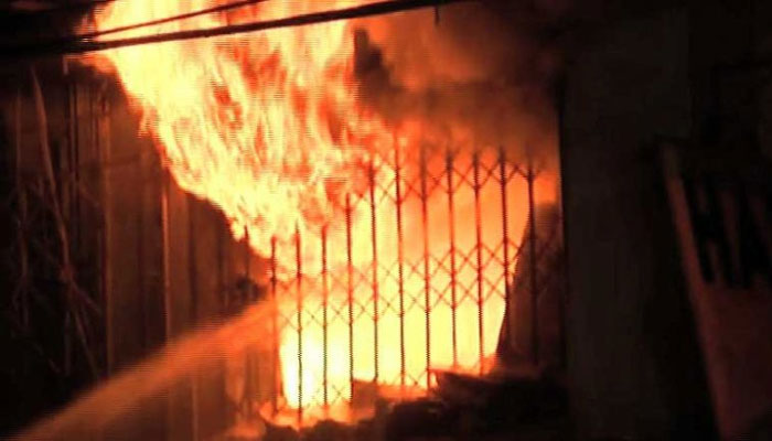 آگ شارٹ سرکٹ سے لگی اور آگ سے متاثرہ مارکیٹ میں زیادہ تر کپڑے کی دکانیں ہیں: ریسکیو/ فائل فوٹو