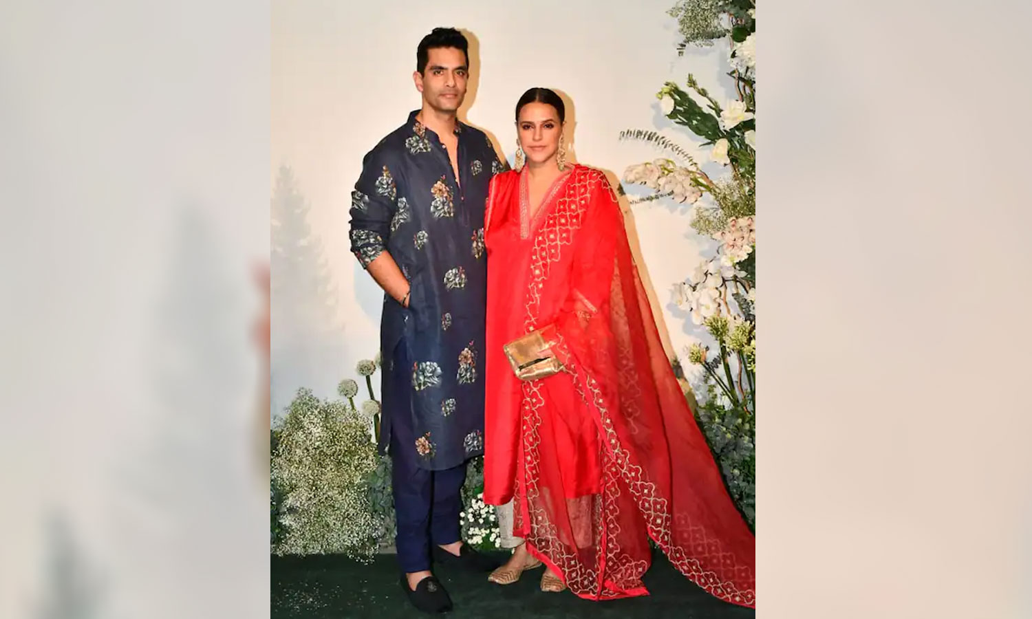 اداکارہ نیہا دھوپیا اپنے شوہر کے ساتھ — فوٹو: سوشل میڈیا