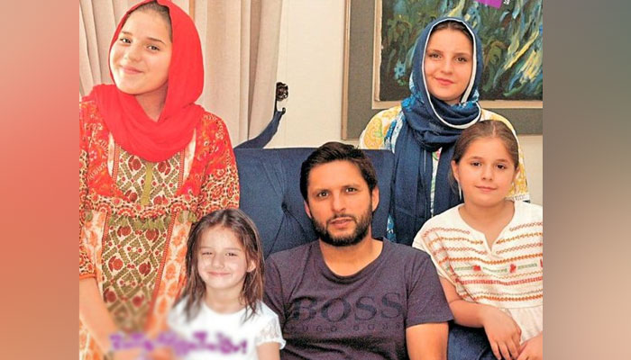 حالیہ عید کے موقع پر شاہد آفریدی نے بیٹیوں کے ہمراہ نجی ٹی وی کو انٹرویو دیا جس میں میزبان کی جانب سے ان کی بیٹیوں سے مختلف سوالات کیے گئے/فوٹوفائل