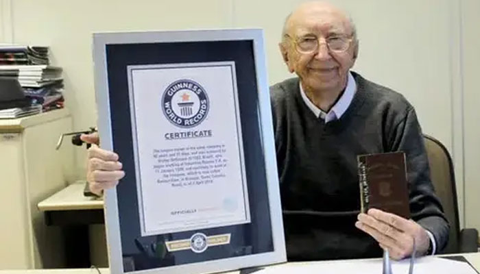 100 سالہ والٹر اورتھ مان نے ایک ہی کمپنی میں 84 سال 9 دن تک کام کرکے عالمی ریکارڈ بنایا ہے: گنیز بک/ فوٹو بشکریہ گنیز بک آف ورلڈ ریکارڈ