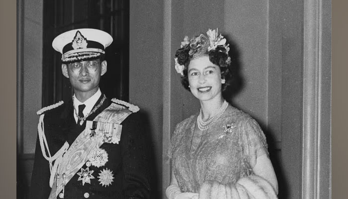 تھائی لینڈ کے بادشاہ نے 1946 سے اکتوبر 2016 میں اپنی موت تک 70 سال اور 126 دن تک حکمرانی کی۔—فوٹو: گیٹی ایمج