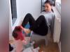 بغیر بازو کے ماں کی بچے کے کپڑے تبدیل کرواتی ویڈیو نے سب کو حیران کر دیا