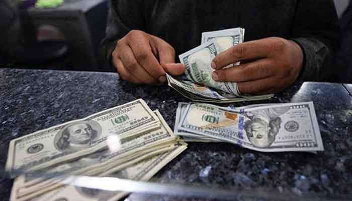 انٹربینک میں ڈالر ایک روپے 50 پیسے اضافے کے بعد 190 روپے 16 پیسے کا ہو گیا ہے۔ فوٹو: فائل