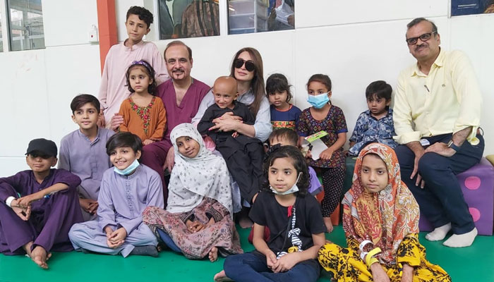 ریما خان مریض بچوں میں گھل مل گئیں اور بچوں کے ساتھ خصوصی تصویریں اور سیلفیاں بنائیں—فوٹو: جیونیوز