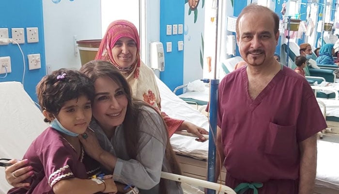 ریما نے بچوں کے کینسر کے مریض بچوں سے ملاقات کی جبکہ اسپتال کے بیسڈ اسکول انڈس کے ساتھ بھی کا بھی دورہ کیا—فوٹو: جیونیوز