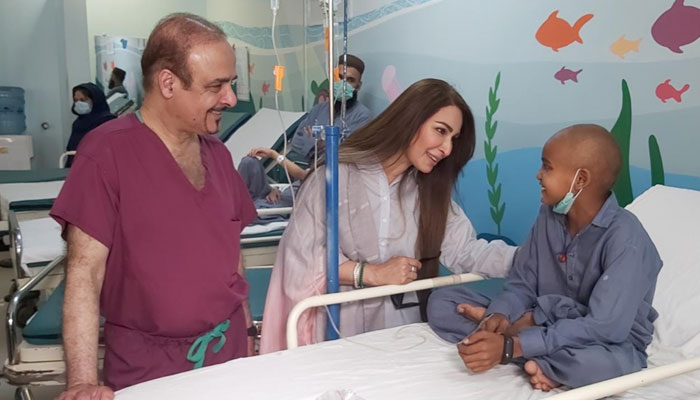 اداکارہ ریما خان نے کراچی کے انڈس اسپتال میں کینسر کے مریض بچوں کے وارڈز کا دورہ کیا—فوٹو: جیونیوز