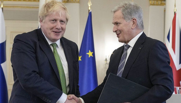 بدھ کے روز برطانوی وزیر اعظم بورس جانسن نے سوئیڈن اور فن لینڈ دونوں ملکوں کے دوروں کے دوران نئے معاہدوں  پر دستخط کی—فوٹو: بی بی سی