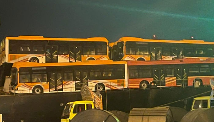 سندھ حکومت کی جانب سے منگوائی گئی49 بسیں چین سے کراچی پہنچ گئیں۔—فوٹو: شرجیل انعام میمن بوئٹر