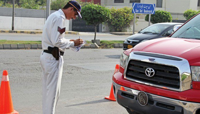 چالان کرنے والے پولیس افسران کی تعداد بڑھادی گئی، کراچی کی شاہراہوں پر اے ایس آئی سے انسپکٹر تک 388 افسران چالان کرسکیں گے، ڈی آئی جی ٹریفک— فوٹو: فائل