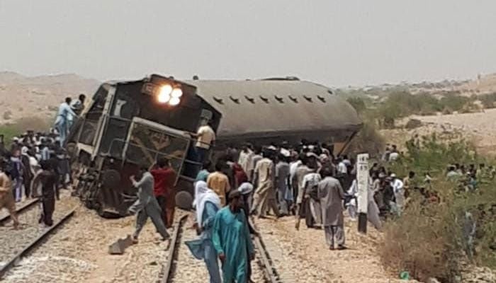 پشاور سے کراچی آنے والی رحمان بابا ایکسپریس بولاری اور میٹنگ کے قریب حادثے کا شکار ہوئی/ فوٹو جیونیوز