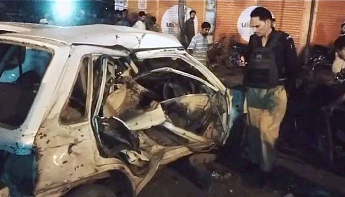 گزشتہ شب کراچی کے علاقے صدر میں داؤد پوتہ روڑ پر دھماکا ہوا جس کے نتیجے میں ایک شخص جاں بحق اور 13 زخمی ہوگئے جبکہ کئی گاڑیوں کونقصان پہنچا ہے۔—فوٹو: اسکرین گریب