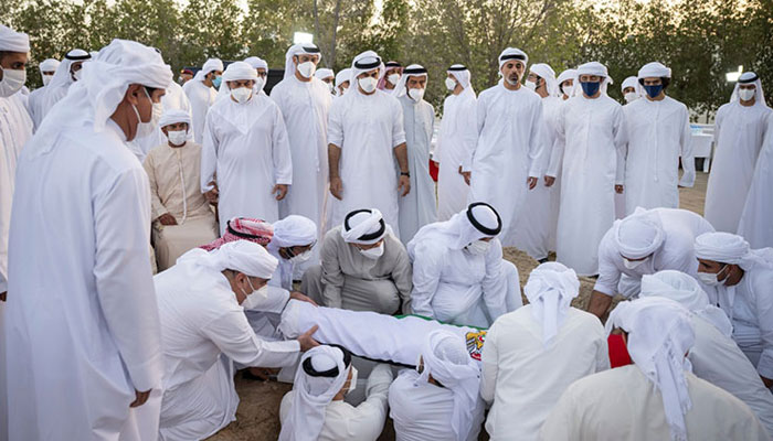 شیخ محمد بن زاید اور النہیان خاندان کے افراد نےجمعے کے روز ابوظہبی کے البطین قبرستان میں شیخ خلیفہ کی آخری رسومات ادا کیں۔—فوٹو: عرب میڈیا