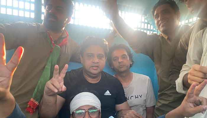 پاکستان تحریک انصاف کے رہنما اور کارکن گرفتاری کے بعد پولیس وین میں موجود۔ فوٹو: سوشل میڈیا