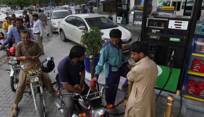 ساری سبسڈی ختم ہوئی تو ایک لیٹر پیٹرول 45 روپے 15 پیسے بڑھ کر 195 روپے کا ہو جائے گا جبکہ ایک لیٹر ڈیزل کی قیمت 230 روپے تک پہنچ جائے گی۔ فوٹو: فائل