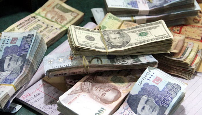 انٹر بینک تبادلہ مارکیٹ میں ڈالر کی قیمت میں مزید ایک روپے 66 پیسے اضافہ ہوا ہے— فوٹو: فائل