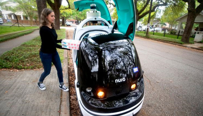 امریکی ٹرانسپورٹ کمپنی اوبر( Uber) روبوٹ اور خودکار گاڑیوں کے ذریعے کھانے کی ترسیل کا تجربہ کررہی ہے۔—فوٹو: سی این این
