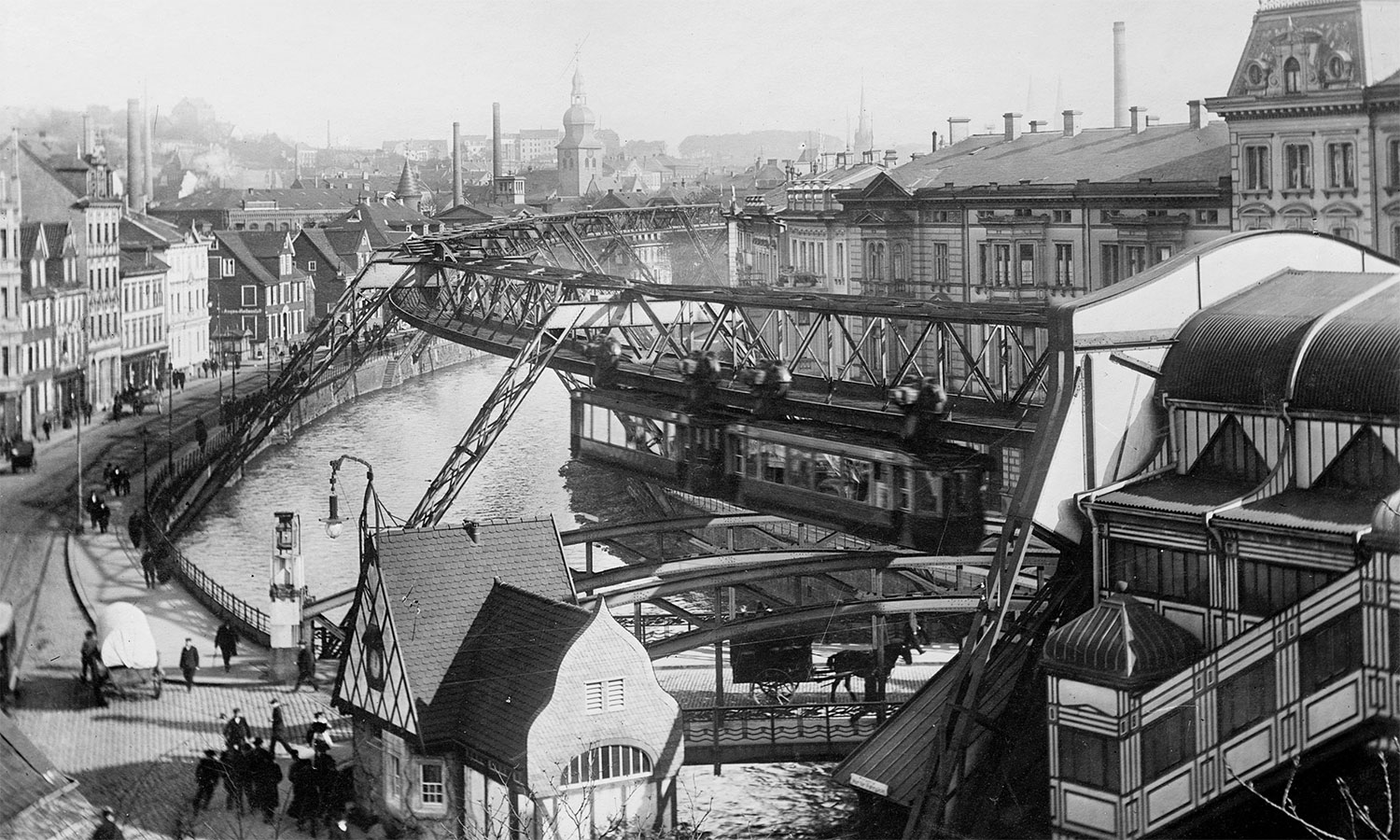 1913 میں ٹرین سفر کا ایک منظر / فوٹو بشکریہ وکی پیڈیا