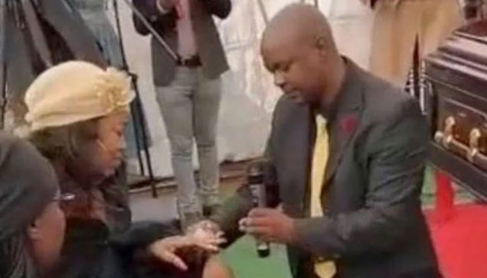 جنوبی افریقی شخص نے حال ہی میں خاتون کے والد کی آخری رسومات کے دوران اسے شادی کی پیشکش کی۔—فوٹو: اسکرین گریب