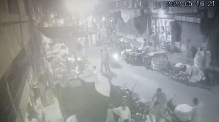 کراچی کے علاقے کھارادر میں دھماکے کی سی سی ٹی وی ویڈیو سامنے آگئی