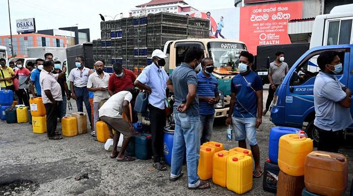 بدترین معاشی بحران کے شکار سری لنکا میں پیٹرول ختم 